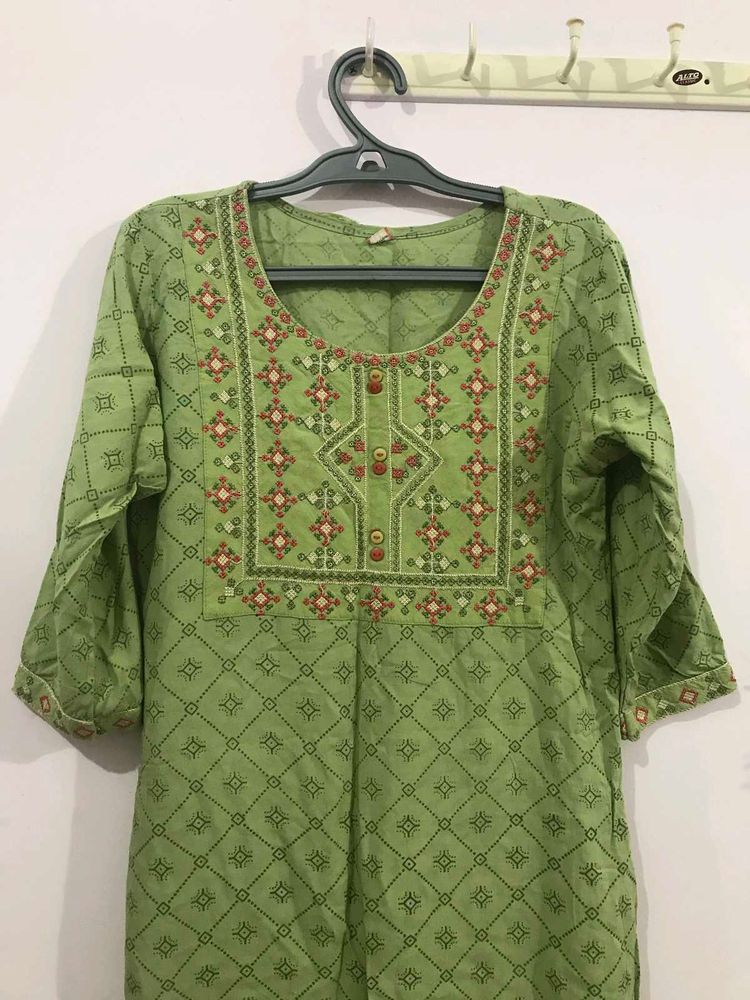Green kurtha set along with  dupatta✨💚