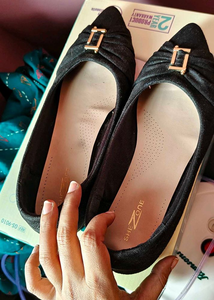 Chic Black Ballerinas