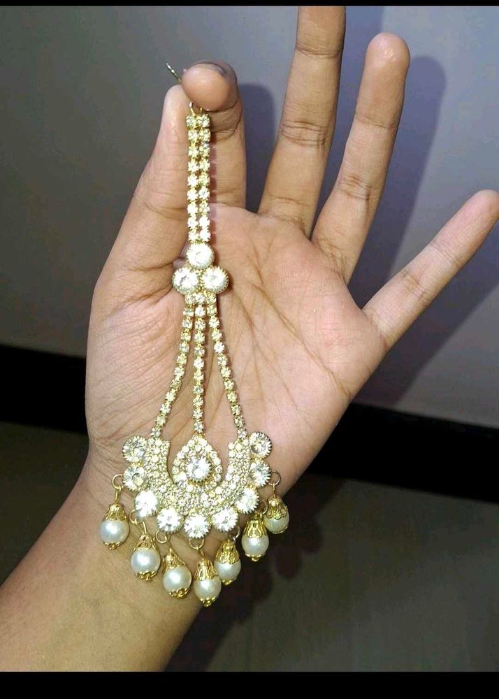 Elegant Gold-Toned Maang Tikka