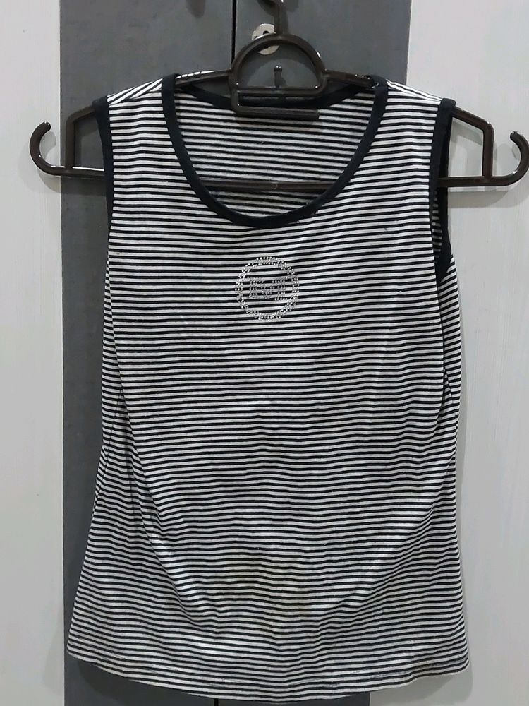 BLACK AND WHITE TOP