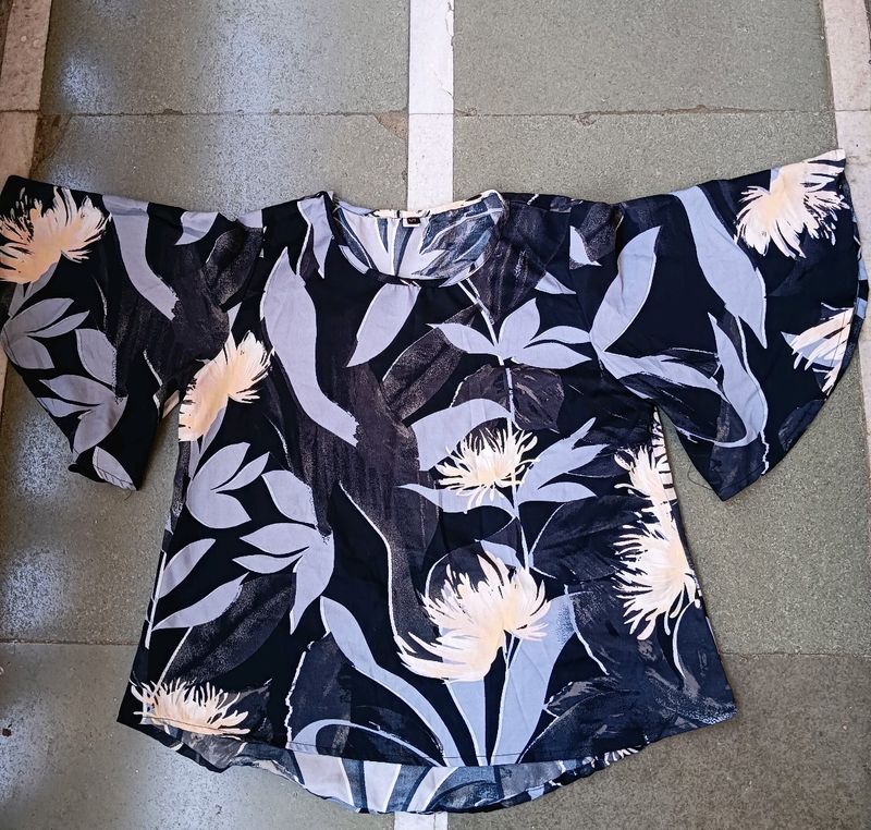 Beautiful Floral Top For Women 🩵