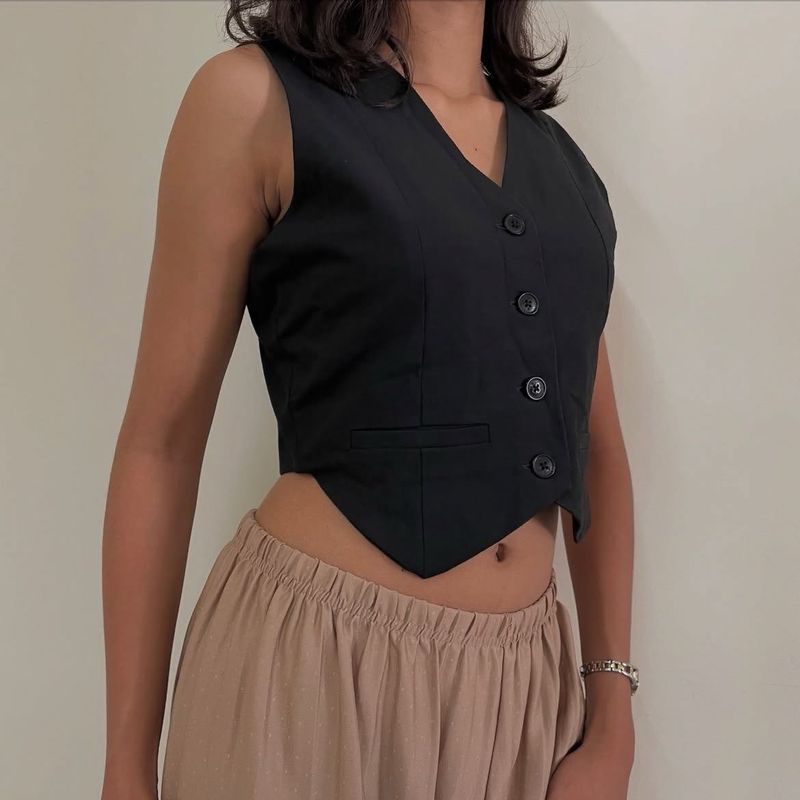Chic Black Cropped Vest