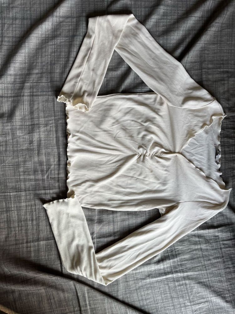 White long sleeves top