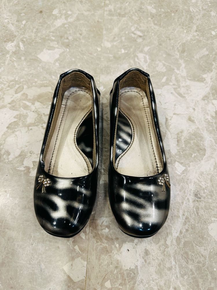 Girl&#39;s Zebra Print Flats