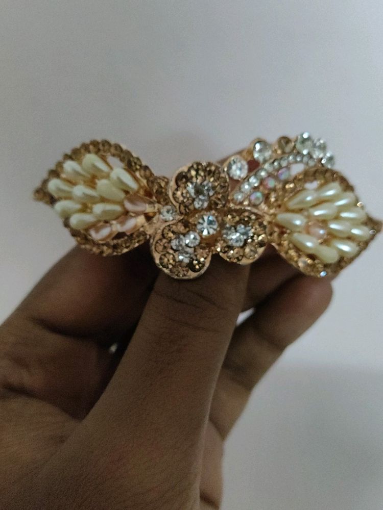 Hair Clip With Pearls And Stone