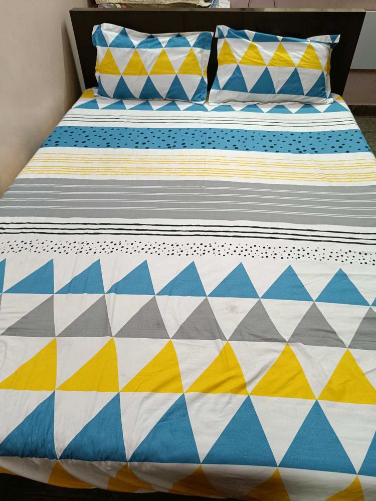 Geometric Queen Bedsheet With 2 Pillow Covers