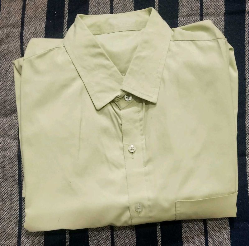 Men&#39;s Light Green Button-Down Shirt