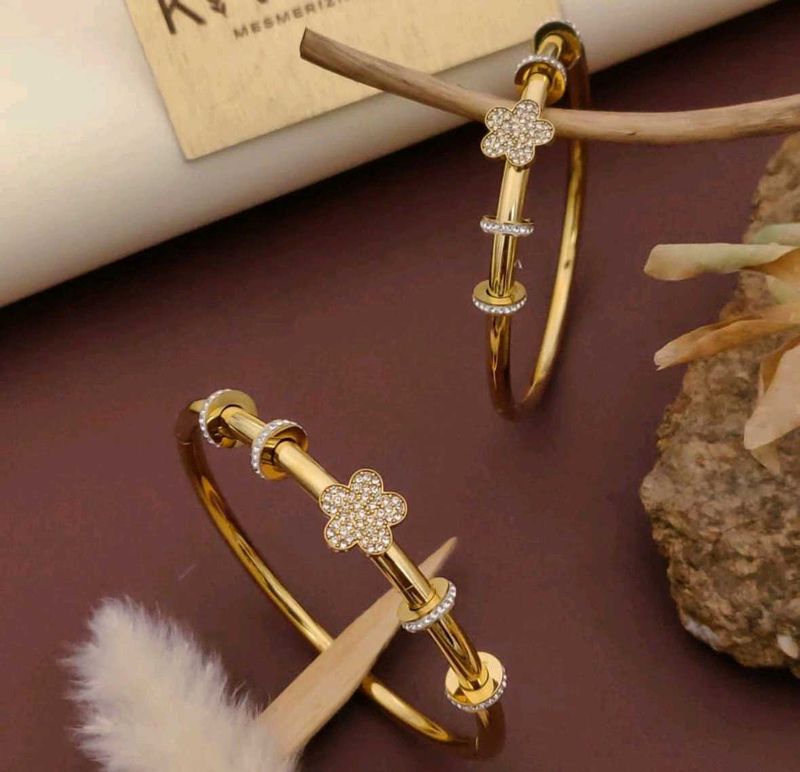 Gold Tone Flower Bangle Set