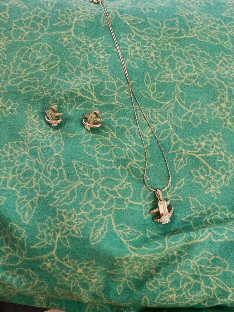 lovely Silver chain with diamond pendant and earri