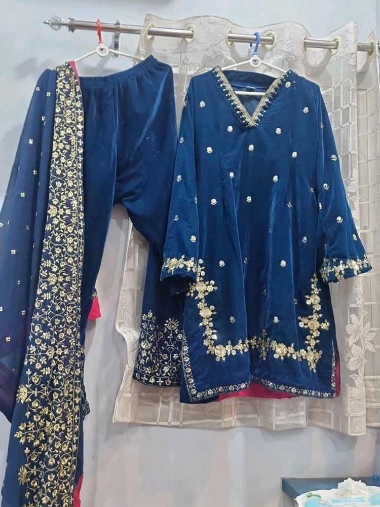 pakistani Velvet Kurta Set with dupatta