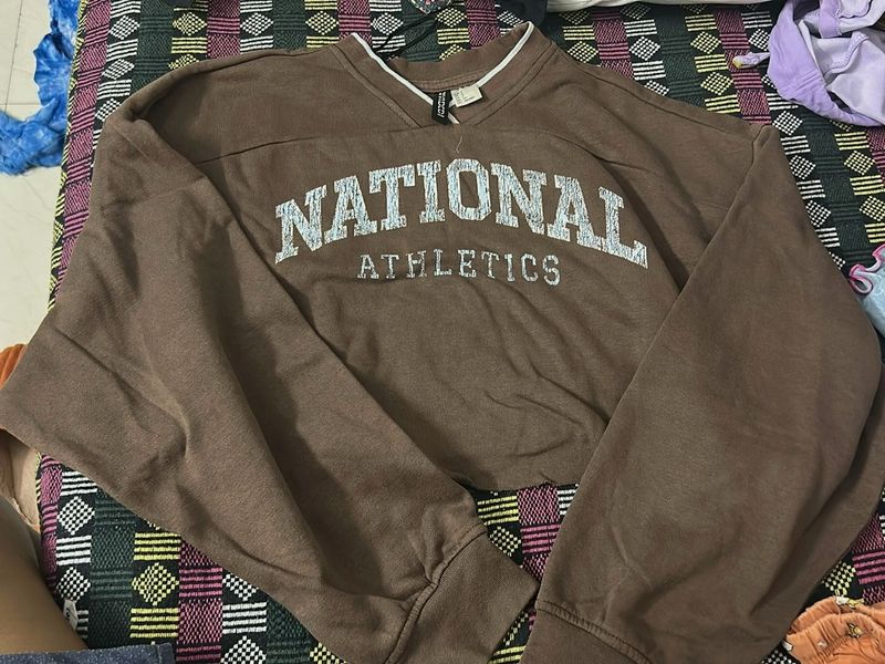 a cute crop H&amp;M sweatshirt