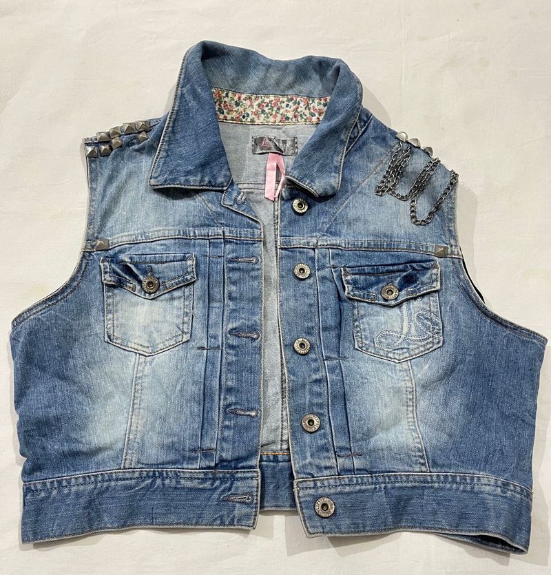 Women Washed CropDenim Jacket with Embroide