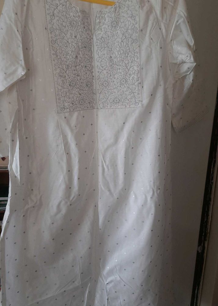 Avassa White Kurti