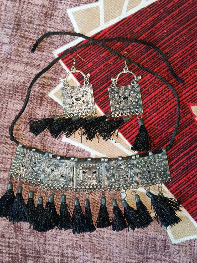 Stylish Silver Tone Necklace &amp; Earring Set