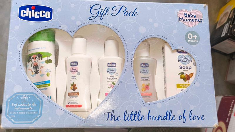 Chicco Baby Moments Essential Set, Gift Set for Ba