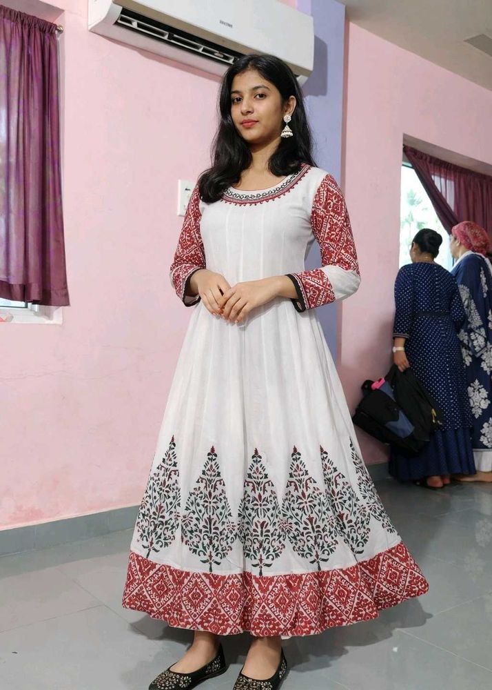 Elegant White &amp; Red Printed Kurta