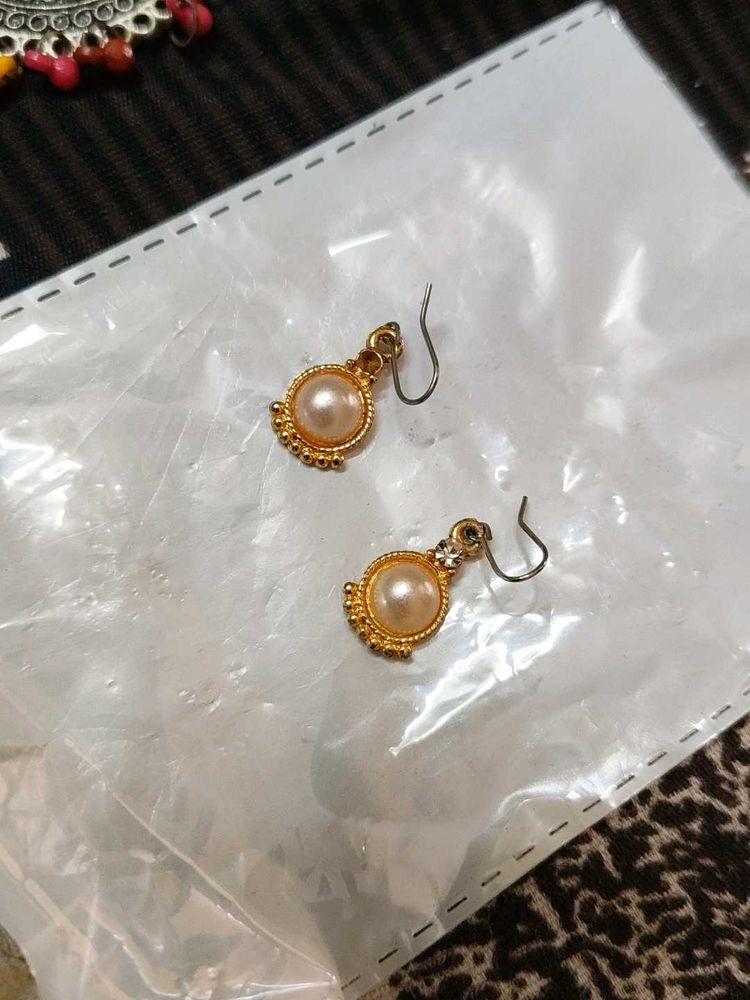Gold pearl drop earring