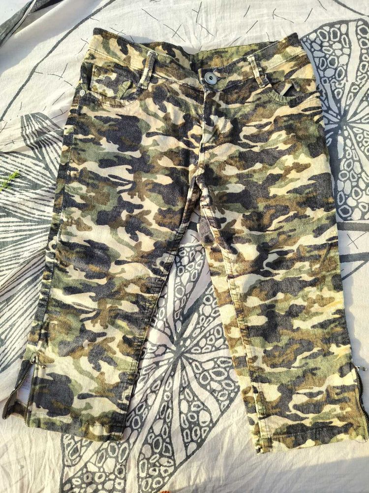 Camo Cropped Pants