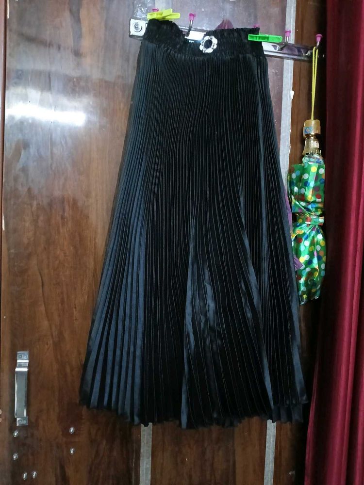 Women Satin Centrestage Pleated Skirt 🖤
