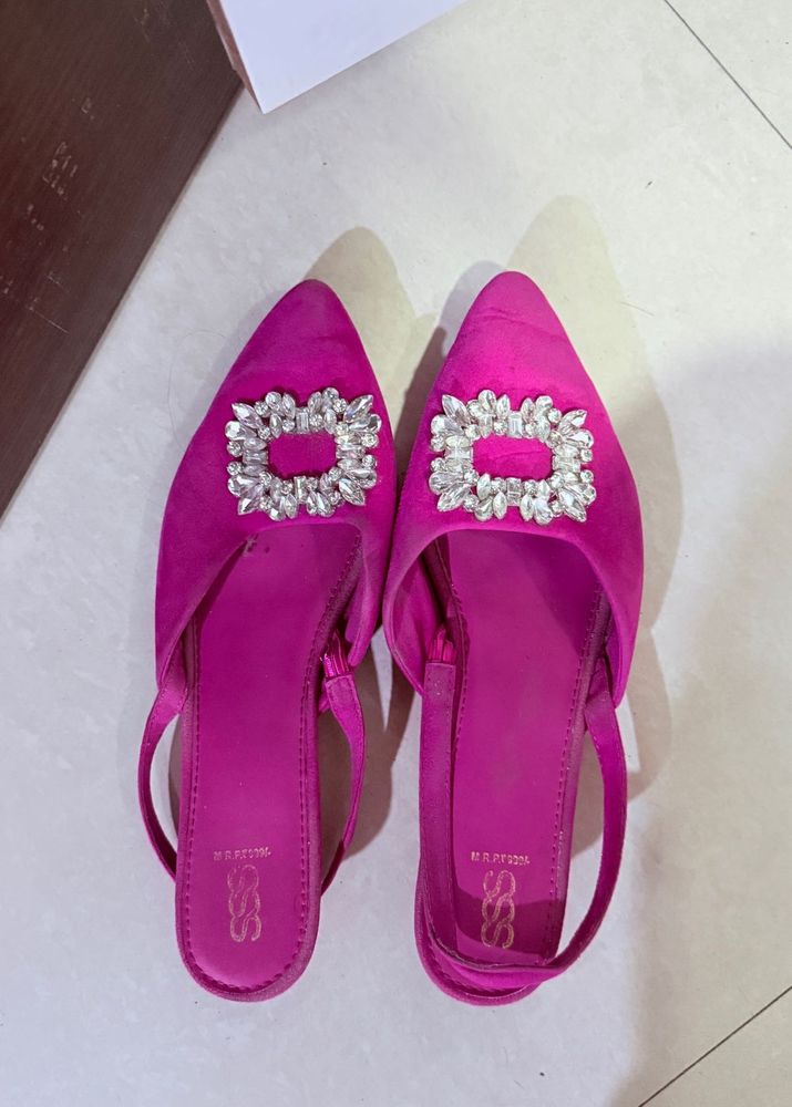 (1 Pair ) Size 7 (41) Good Condition