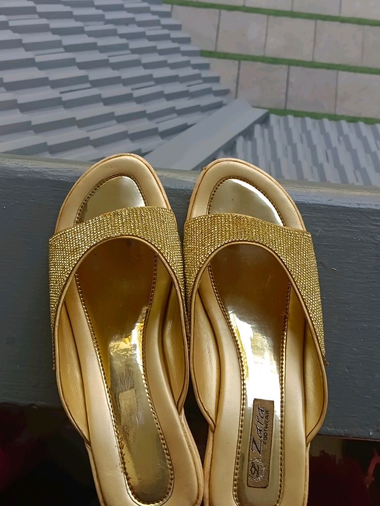 Free Gift :Wedding Chappal