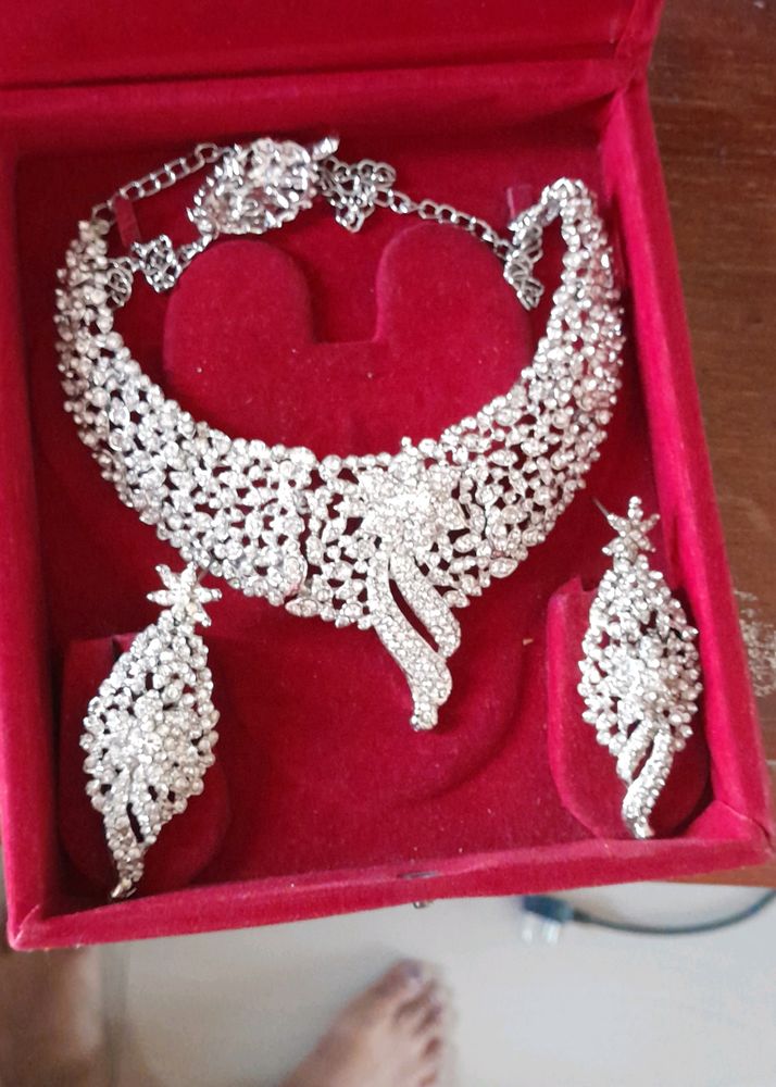 White Jwelry Set With Maangtika