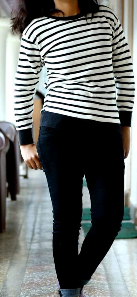 Black and white sweatshirt