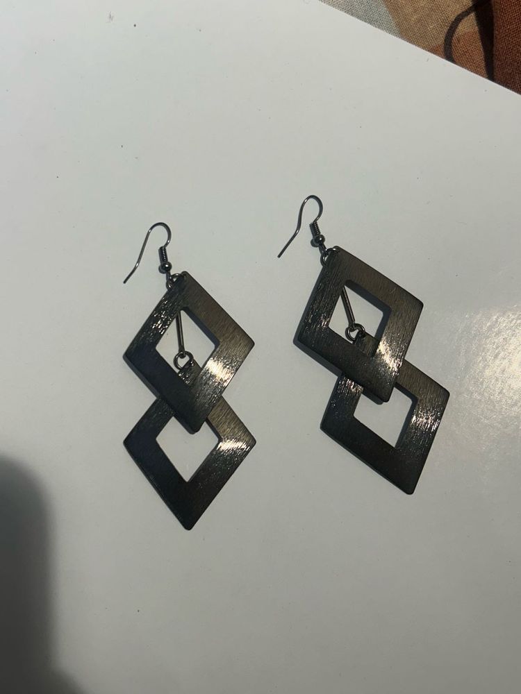Elegant Black Geometric Drop Earrin