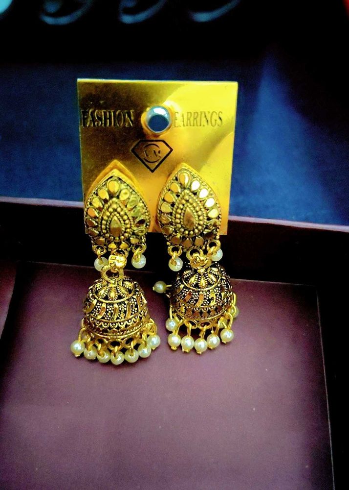 Alluring Golden Jhumki