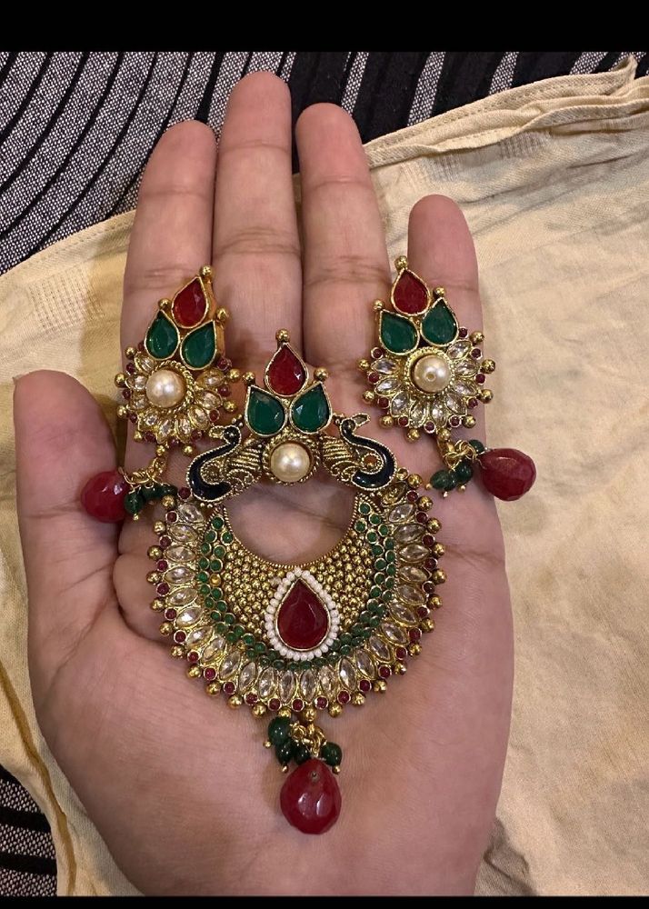 Pendent Set