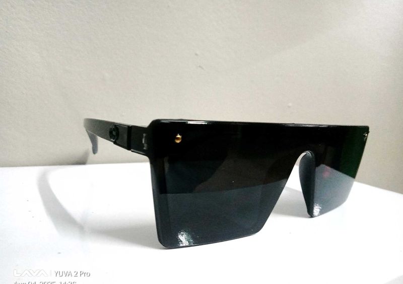 Chic Black Sunglasses