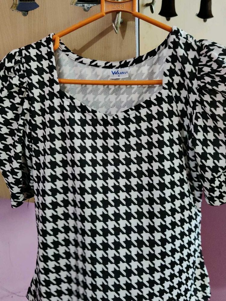 Houndstooth Puff Sleeve Top