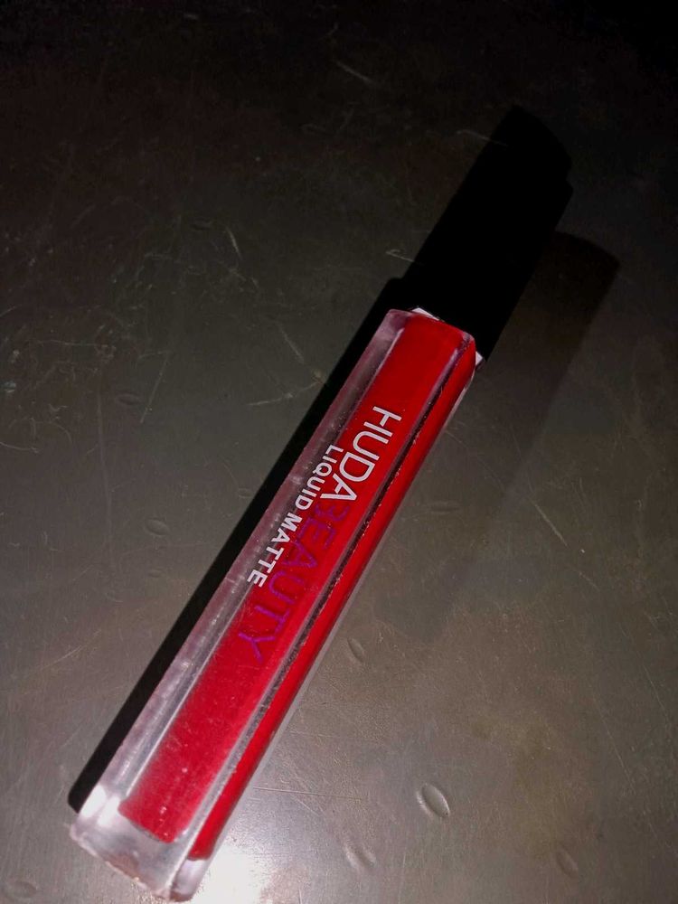 A Matt Liquid Lipstik In Red Colour
