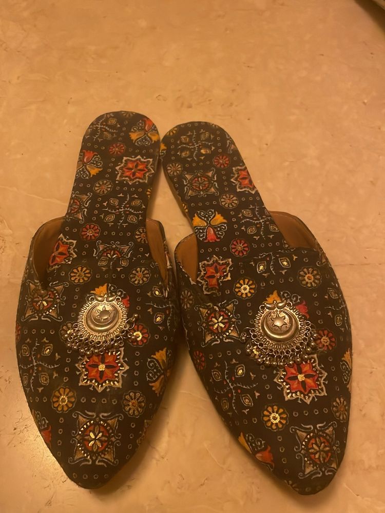 Punjabi Juttis For Sale