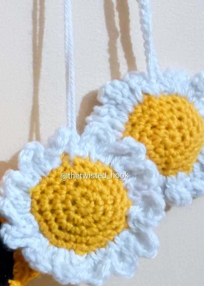 crochet daisy keychain
