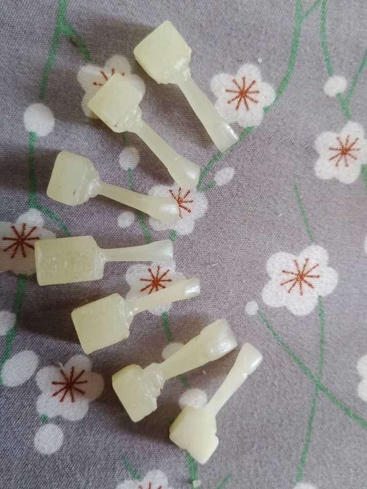 Wax hand craved tooth