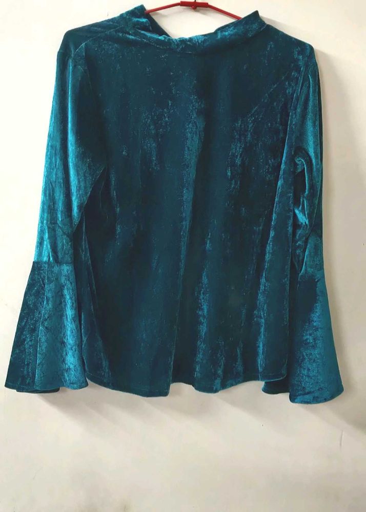 A LYCRA VELVET BLUE STRAIGHT TOP WITH BELL SLEEVES