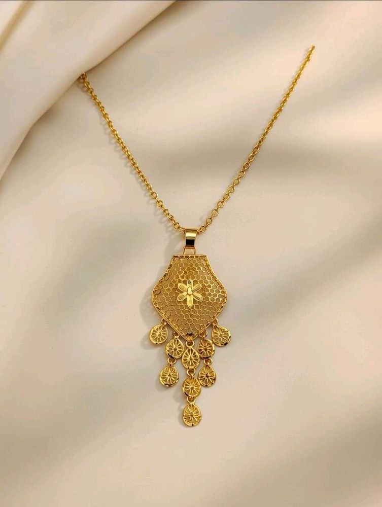 Elegant Gold-Tone Necklace artificial