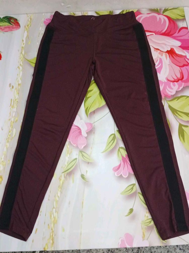 (1300)Burgundy &amp; Black Striped Leggings