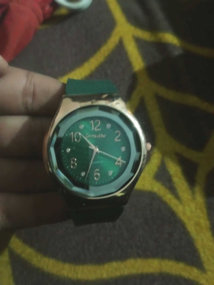 Elegant Green Wristwatch
