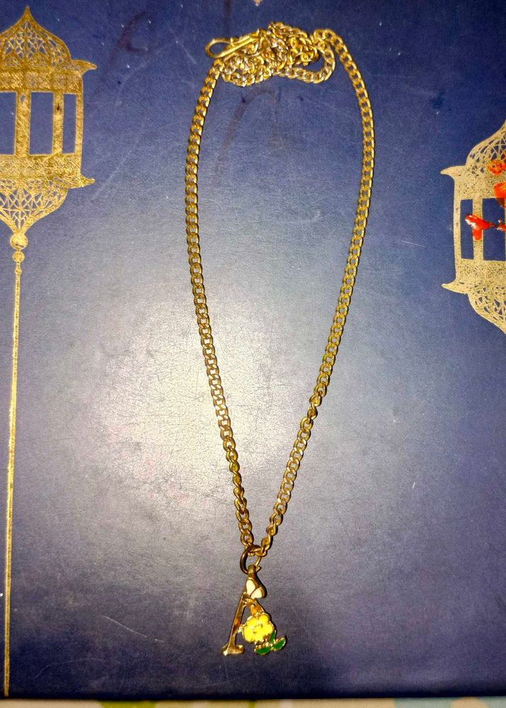 A Gold Tone Necklace