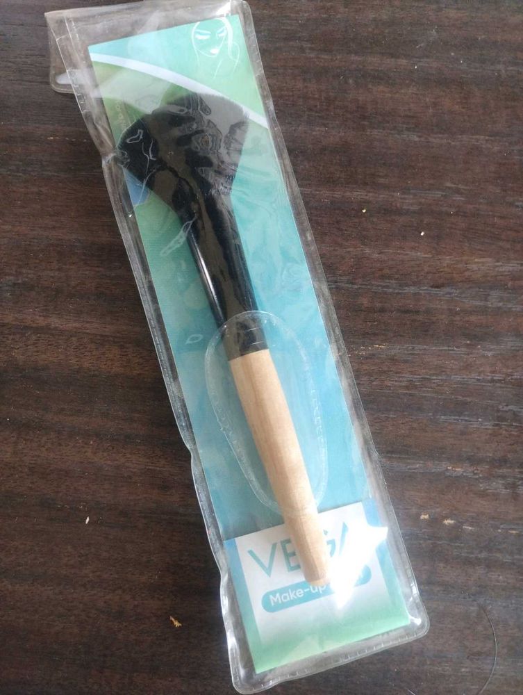 VEGA Blush Brush with Wooden Handle