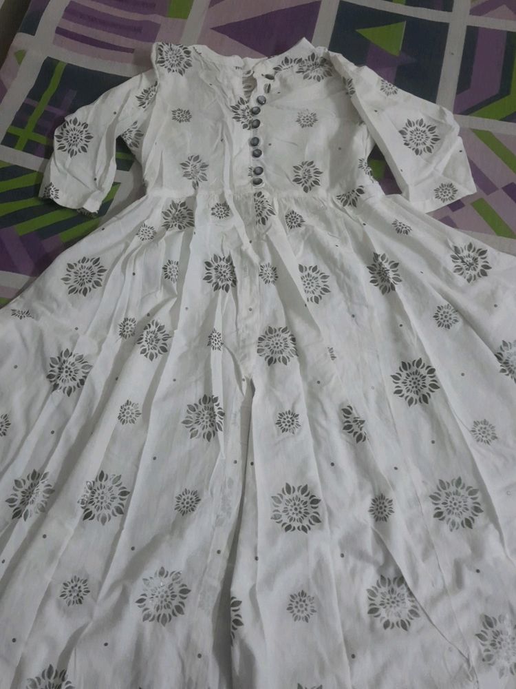 white anarkali suit with quarter sleeves