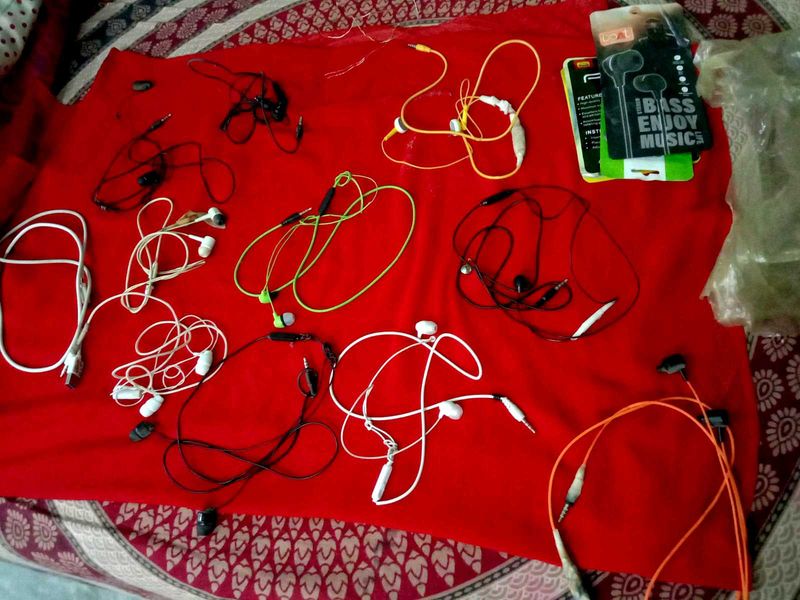 1o Headphones , One Conector.