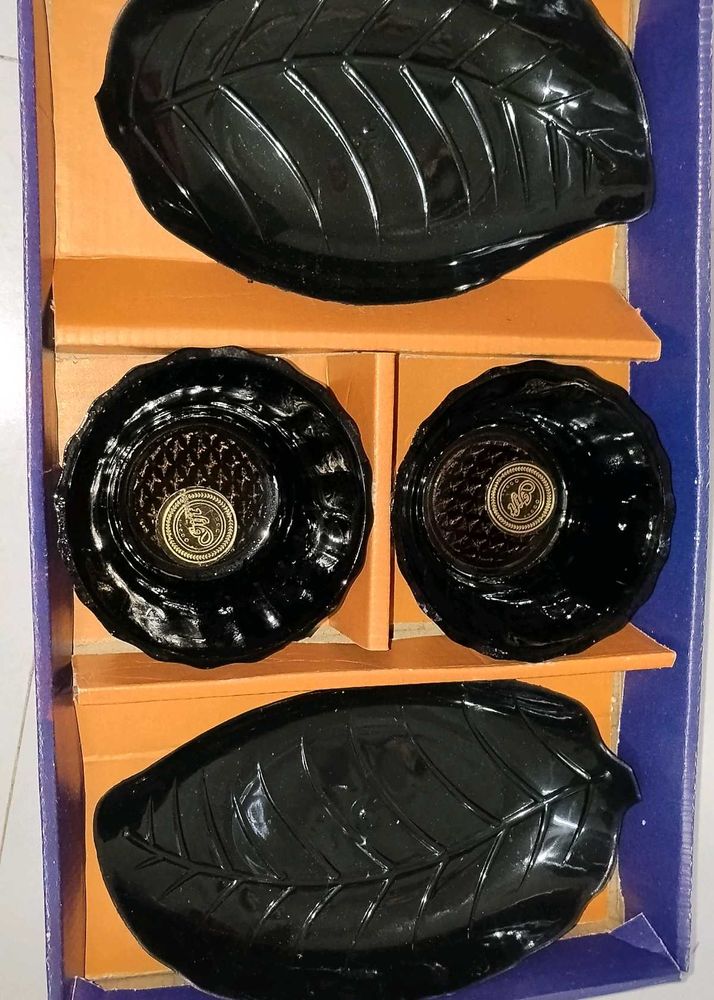 Black 🖤 Bowl With Plastic Leaf