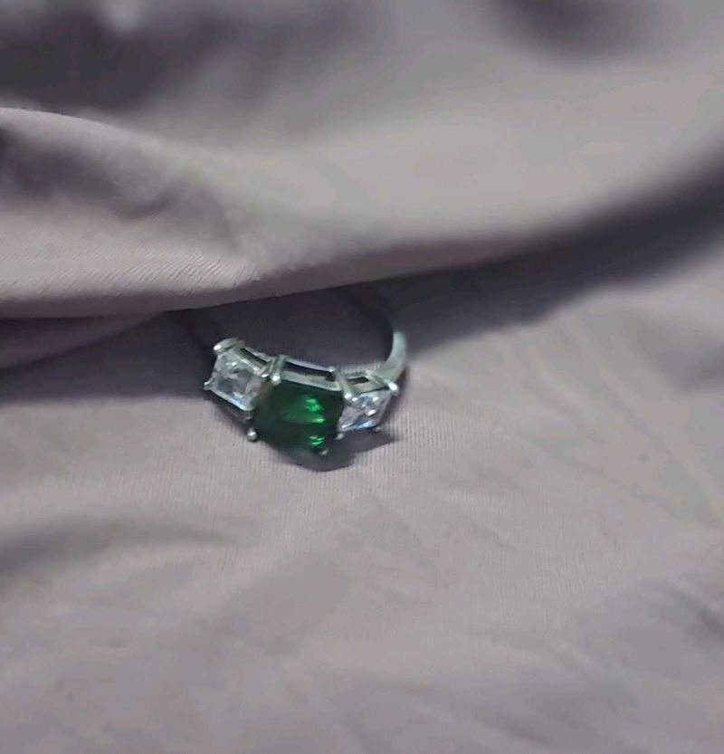 EMERALD RING (IMITATION JEWELLERY)
