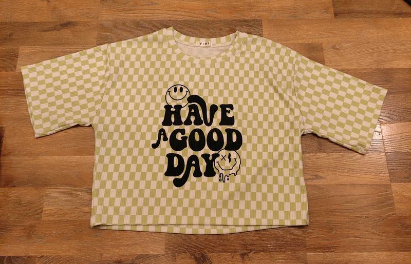 Cute Graphic Cropped Tee for Women