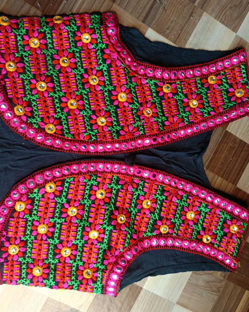 Embroidered Kiti