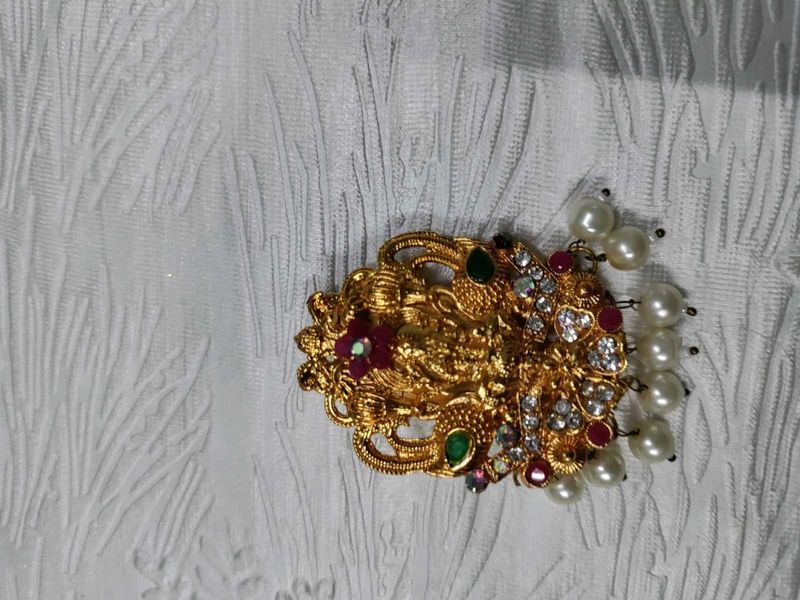 Elegant Gold-toned Hair Brooch