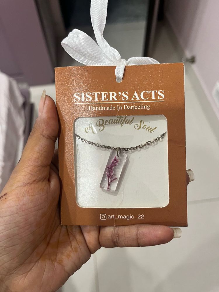 Sister&#39;s Acts Floral Necklace